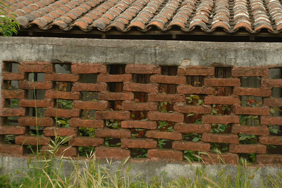 Brickwork controlling privacy and ventilation