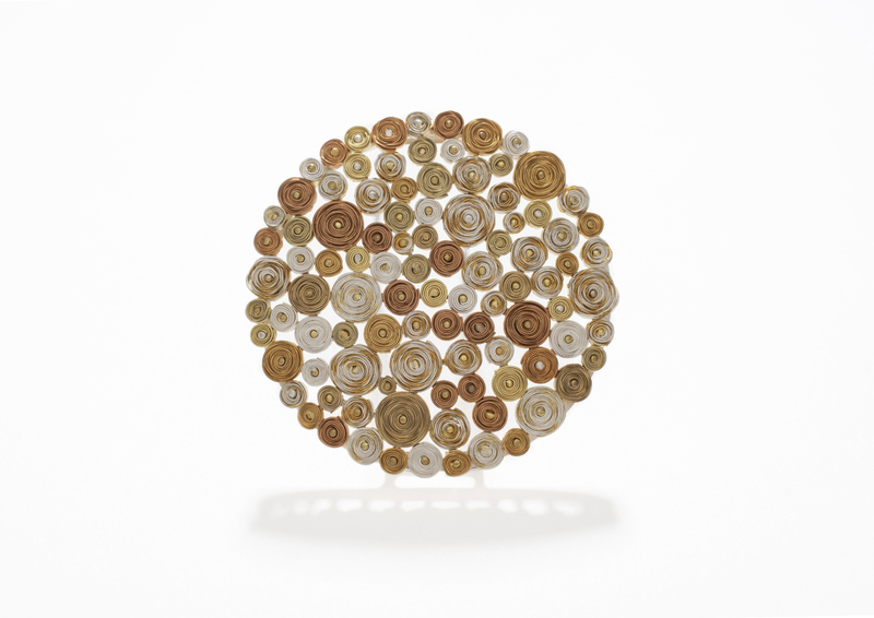 Ishihara Brooch 2020 Mixed precious gold alloys and silver 38 x 8 mm Photo Graham Clark