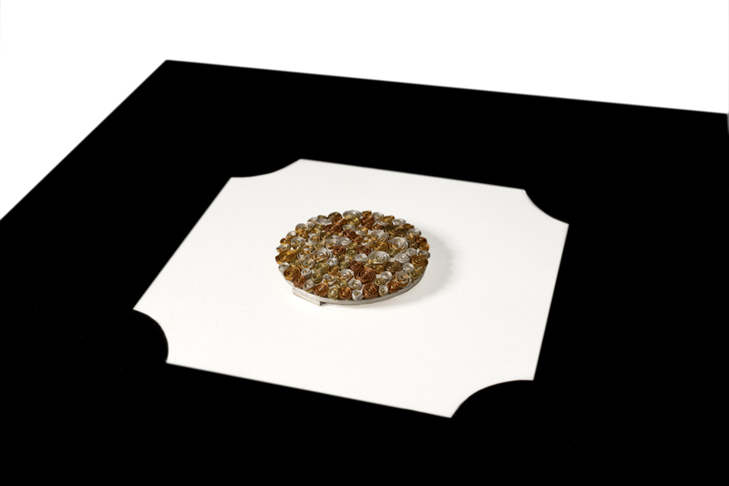 Ishihara Brooch 2020 Mixed precious gold alloys and silver 38 x 8 mm Photo Graham Clark